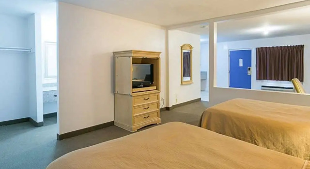 Четырёхместный люкс Hilcrest Inn & Suites