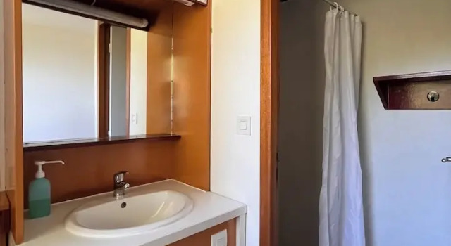 Кровать в общем номере (мужской номер) Auberge de Jeunesse HI Cancale