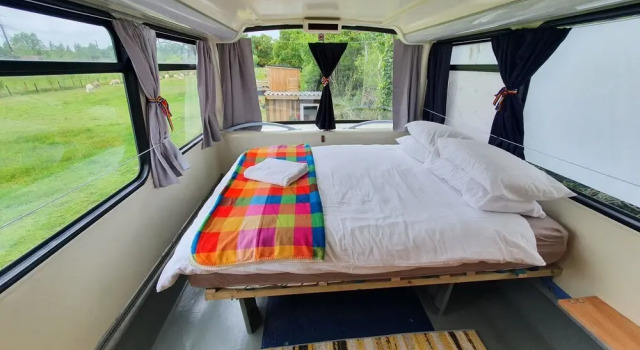 Double Decker Bus on an Alpaca Farm Sleeps 8, Забронировать Фермерский дом Фермерские дома Англии, Фермерский дом