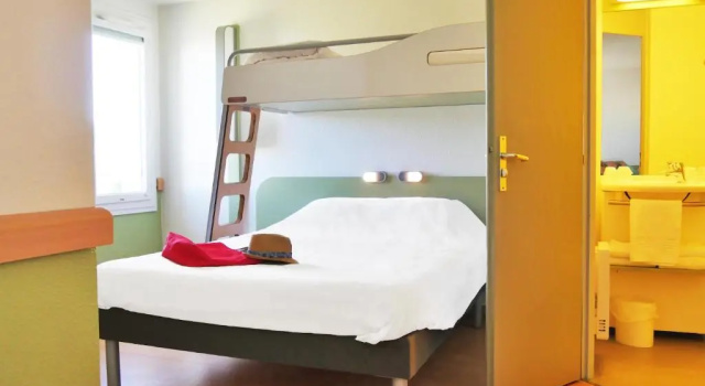 Трёхместный номер Standard ibis budget Lisieux