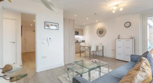 1 Bedroom Flat in Surrey Quays With Balcony