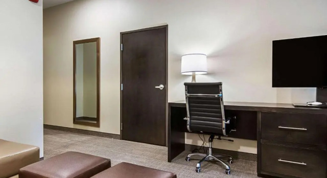 Четырёхместный люкс Comfort Suites Wooster near University Campus