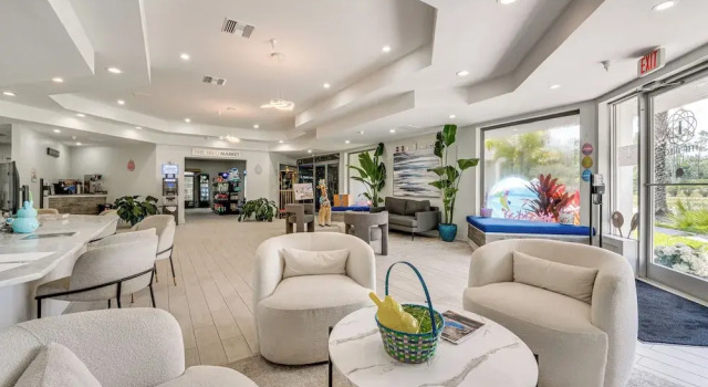 3 Mi to Disney World: Modern Studio