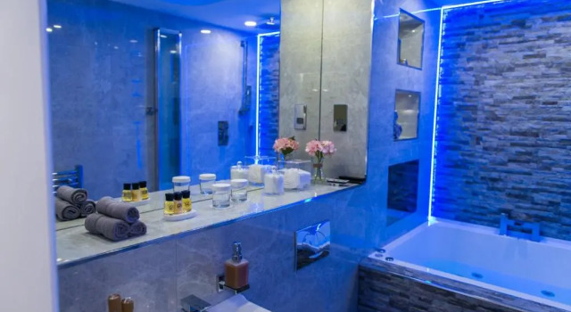 Апартаменты Deluxe Aphrodite Suites Huddersfield