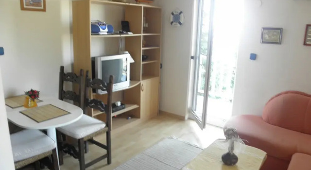 Ana - 5 m From Beach - A2 Rozi, Prenota Hotel Cesarica 