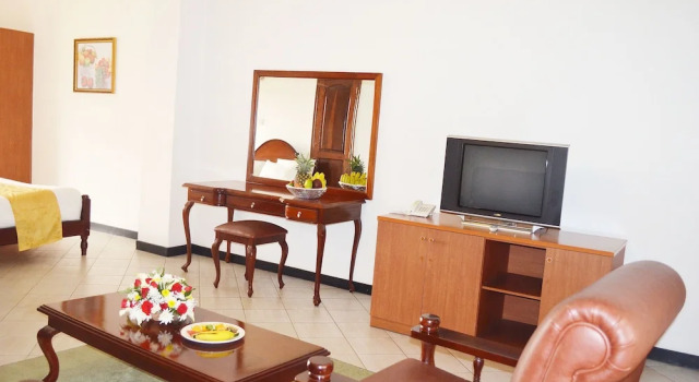 Suite 1 Schlafzimmer mit Balkon und mit Stadtblick Hotel Triangle