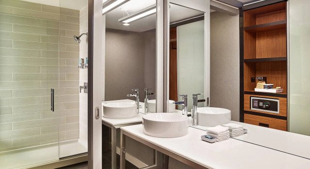 Четырёхместный номер Standard Aloft by Marriott Santa Clara