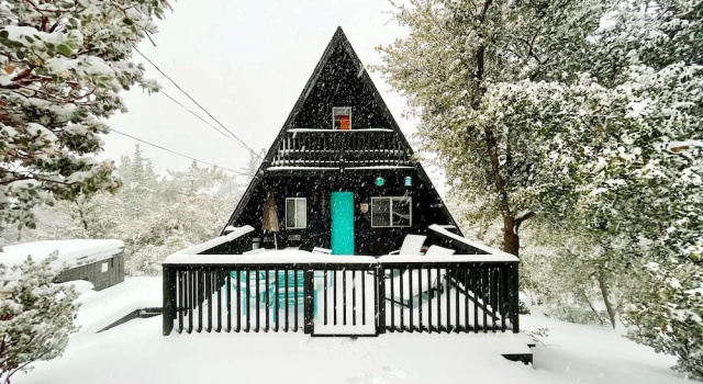 Коттедж Dog Friendly A-frame Hot Tub Nature Views