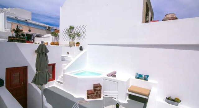 Студия Hector Cave House