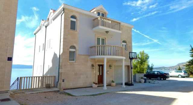 Apartment With 3 Bedrooms in Omiš, With Wonderful sea View, Furnished Terrace and Wifi, Rezerwuj Apartament Hotele w Split-Dalmatia County z parkingiem, Parking