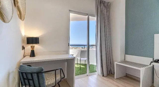 Одноместный номер Deluxe с балконом и с видом на море Ramada Resort by Wyndham Puerto de Mazarron