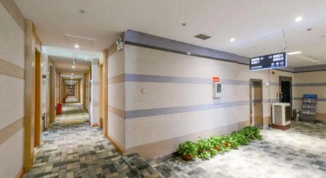 Jiujuke Business Hotel (Urumqi High Speed Railway Station)