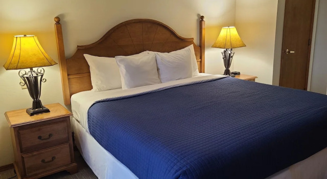 Люкс с 2 комнатами с видом на воду Bridgeport Waterfront Resort