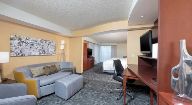 Двухместный люкс Courtyard Milwaukee Airport
