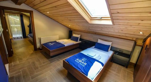 Четырёхместный номер Standard с балконом Kibar Hotel