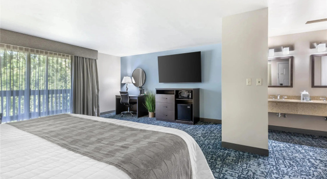 Двухместный номер Deluxe с балконом и с видом на воду Best Western New Oregon Motel