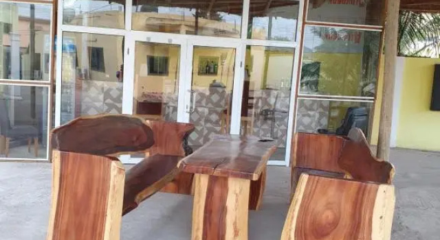 OUTSTANDING APARTMENT, EN-SUITE MASTER BEDROOM, QUEEN SIZE BED, 2 WALK IN SHOWERS, 2 TOILETS, WIFI, HOT WATER, LIVING ROOM AND KITCHEN, 30 MINUTES TO AIRPORT, 24 HOUR SECURITY, GARDEN, RESTAURANT, BAR, CLOSE TO PALACE MALL, ACCRA Mall