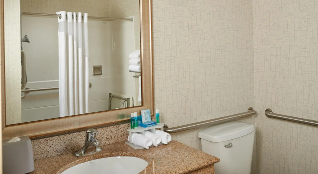 Четырёхместный номер Standard Holiday Inn Express Hotel & Suites Anniston/Oxford by IHG