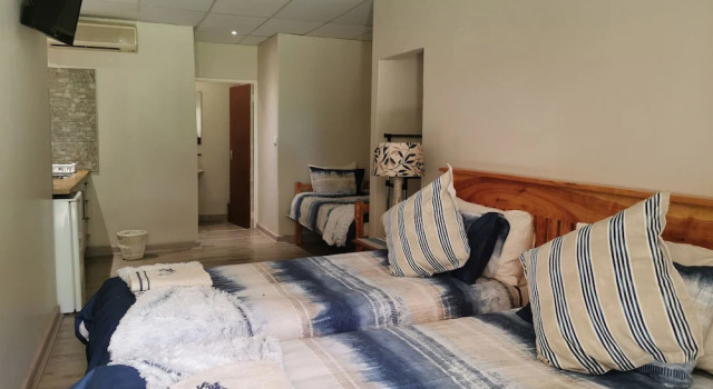 Cozy Triple Room With King Sized bed and Single Bed, Near Bloemfontein, Забронировать Апартаменты/квартира Отели Фри-Стейт с парковкой, Парковка