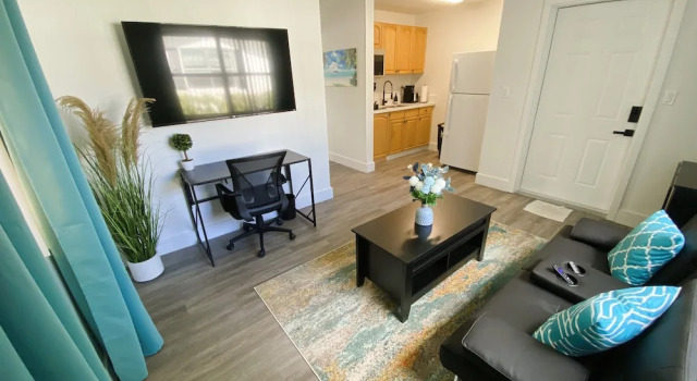 Апартаменты Deluxe Delight Retreat Apt 4 Min Walk to Beach