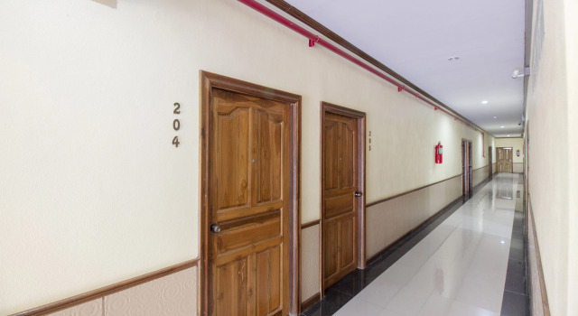 Train Hotel by Oyo Rooms, Забронировать Отель Отели Канчанабури с парковкой, рядом с Железнодорожный вокзал Канчанабури, Парковка