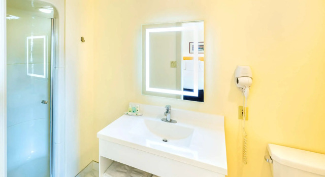 Номер Business Quality Inn & Suites Garden of the Gulf