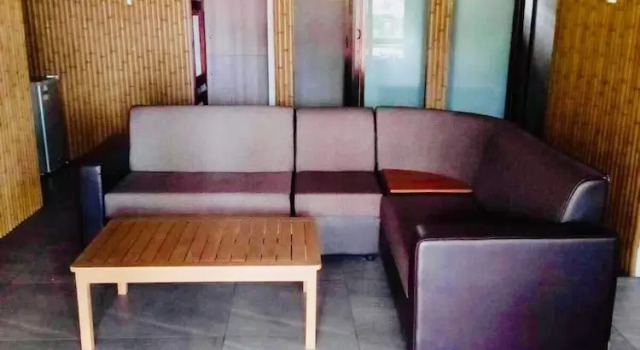 Кровать в общем номере Club Fiji Resort