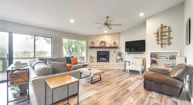 Коттедж Lakefront Home: Hot Tub & Game Room in Spicewood