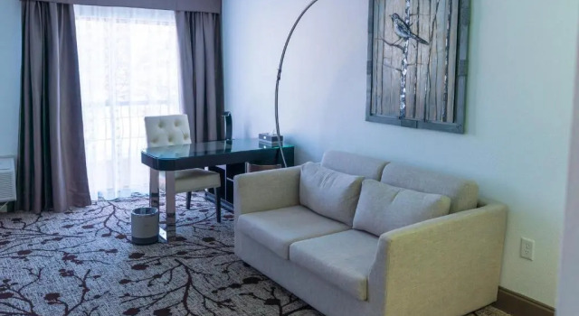 Полулюкс Regalia Hotel & Conference Center