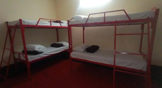 Кровать в общем номере Sunny's Serenity Resort