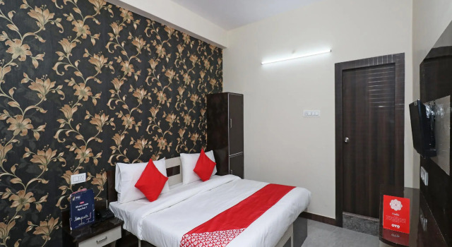 OYO 19629 Royal Stay Inn