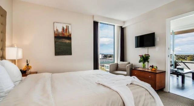 Люкс с 2 комнатами Executive Hotel Vancouver Airport