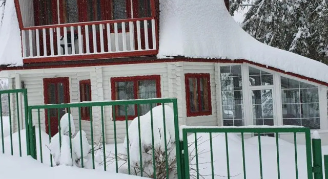 Casa RONDA numai în intregime, 1-6 persoane, min 4 zile, 130 mp bine incalziti, 3 dormitoare, sufragerie, bucatarie, veranda, terasa, parcare in curte, ideala pentru lucru la distanta, insorita, discreta, zona linistita, usor accesibila, Rezervovat Hotel Hotely v Prahova Valley s parkováním, Parkování
