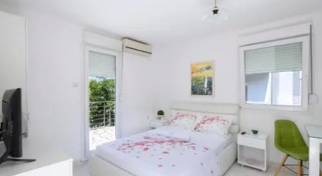 Studios Merdović, Book Hotel Hotels in Budva County with Parking, Parking