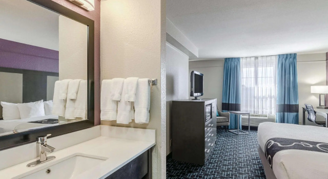 Номер Deluxe La Quinta by Wyndham Kansas City Airport
