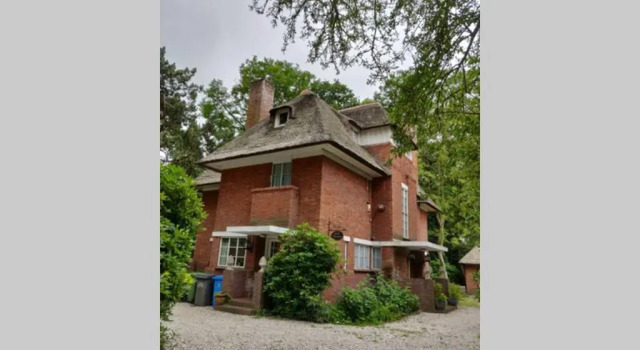 Вилла Vrijstaande rietgedekte villa nabij uitvalswegen