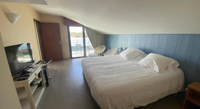 Четырёхместный номер Comfort с видом на озеро Hotel Le Pavillon Bleu
