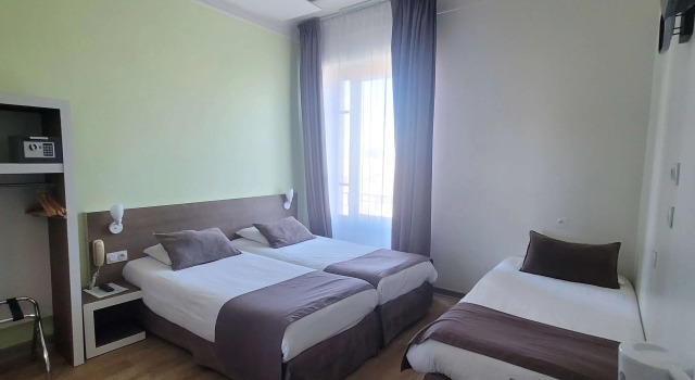Трёхместный номер Standard KYRIAD ORANGE Centre Ville - HOTEL RESTAURANT BAR - Galerie dArt des Princes - Provence Alpes CôteAzur - France - AUTOROUTE A7-A9 - exit21- Châteauneuf-du-Pape Avignon Bollene Nimes Valence - Terrasse - Repas - Petit Déjeuner