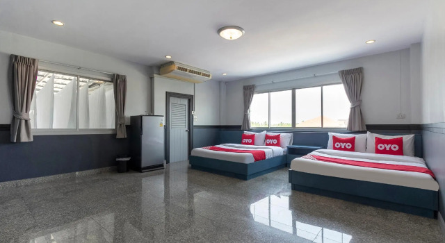 OYO 664 Nara Hotel Restaurant and Bar, Забронировать Отель Отели Ампхава с парковкой, Парковка