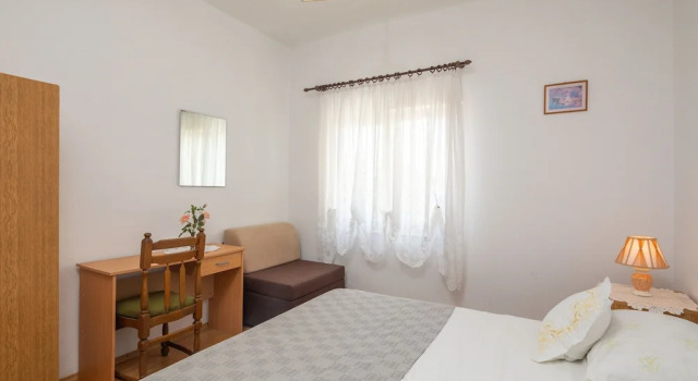 A2 apt Near Beach w Patio, Parking and Grill, Prenota Appartamento Splitska 