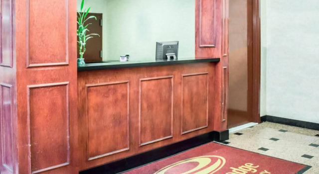 Econo Lodge Times Square, Забронировать Отель Отели Нью-Йорка с парковкой, рядом с Музей современного искусства (MoMA), Парковка