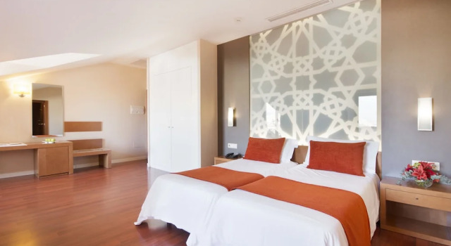 Двухместный номер Classic с балконом Hotel Granada Palace, Affiliated by Melia