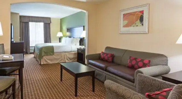 Люкс с 2 комнатами Holiday Inn Daytona Beach LPGA