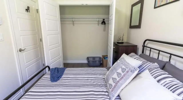 Gorgeous Condo Near UNB Hospital w Parking 202, Забронировать Отель Отели River Valley с парковкой, Парковка