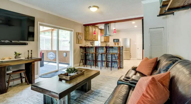 Hot Tub + Outdoor Kitchen: Stylish Home in Bryan, Забронировать Отель Отели Брайан 3 звезды, рядом с Bronco Field, 3*