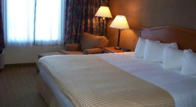 Двухместный номер Standard Ramada by Wyndham Watertown Thousand