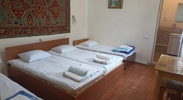 Кровать в общем номере с балконом Гостевой дом B&B Ирис