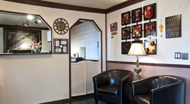 Regency Inn Eureka Springs, Забронировать Мини-отель Отели Юрика-Спрингса с парковкой, рядом с Музыкальный театр Ozark Mountain Hoe-Down, Парковка