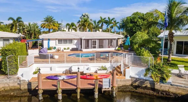 Коттедж Adorable House With Amazing Water Front of Canal