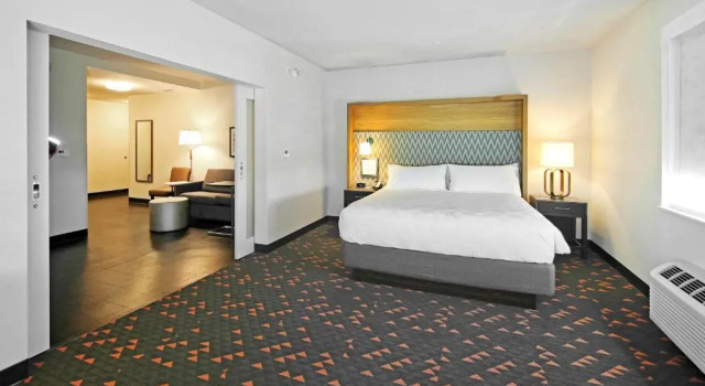 Люкс c 1 комнатой Holiday Inn Hotel & Suites - Calgary Airport North by IHG